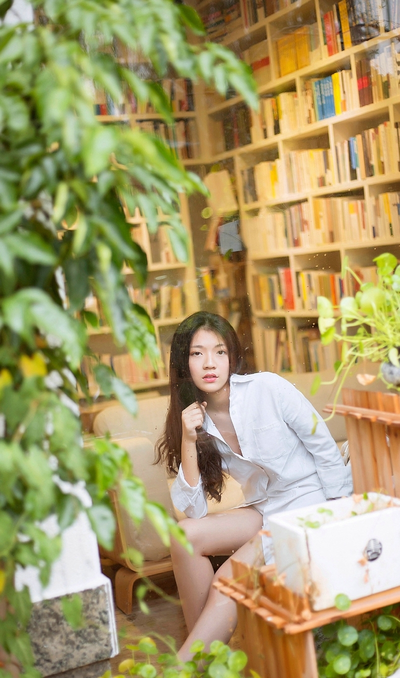 咖啡馆内的白衬衫气质女神养眼写真