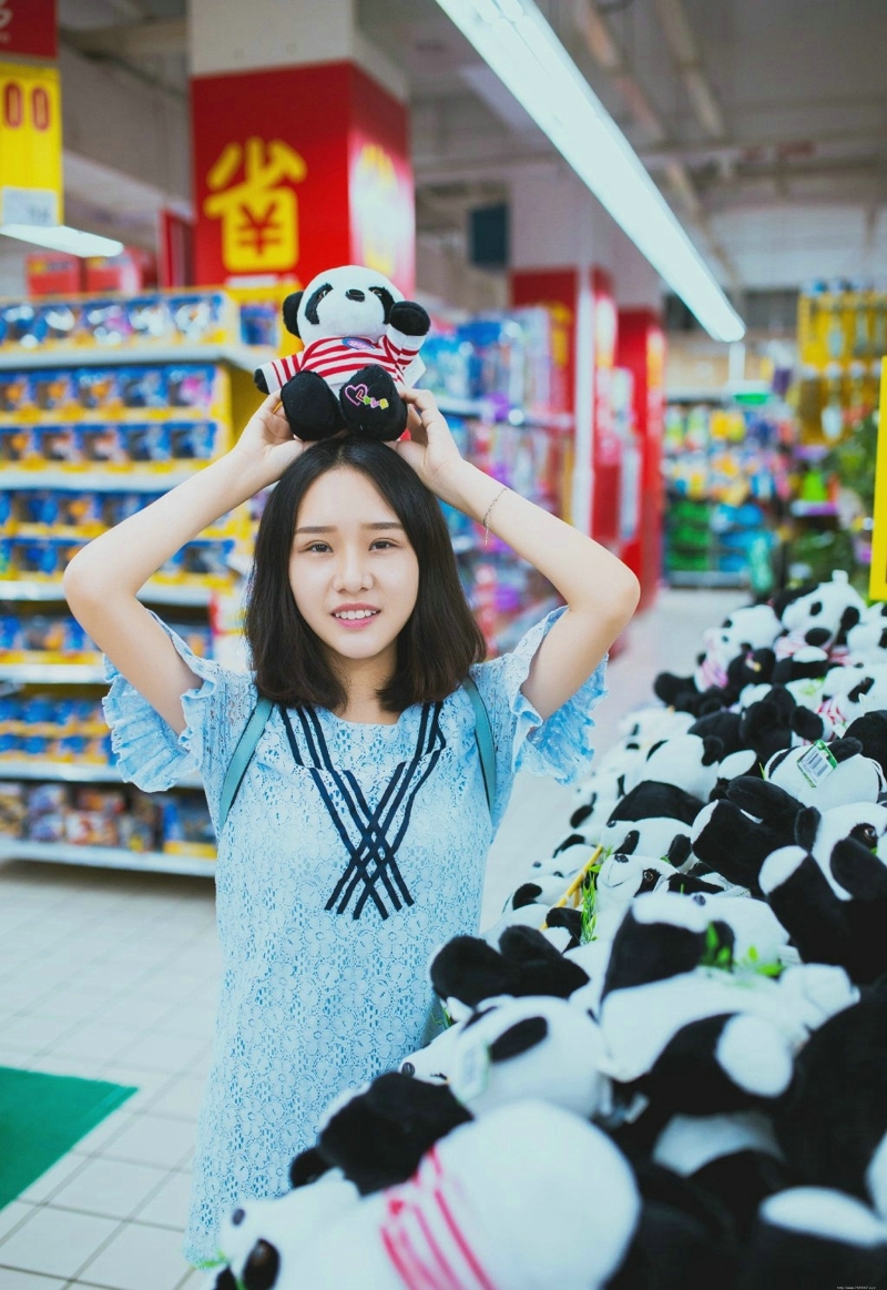 超市内的甜美少女活泼俏皮可爱十足
