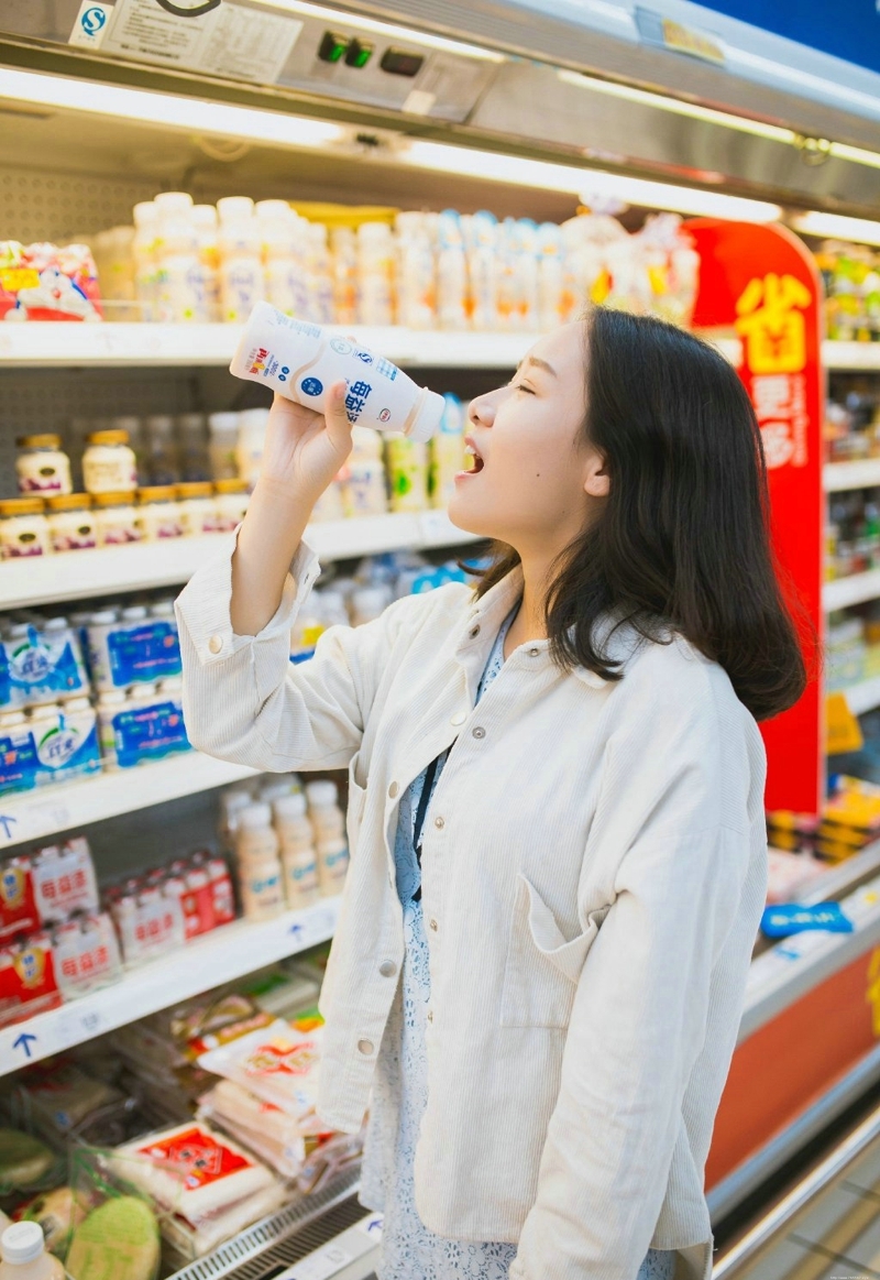 超市内的甜美少女活泼俏皮可爱十足