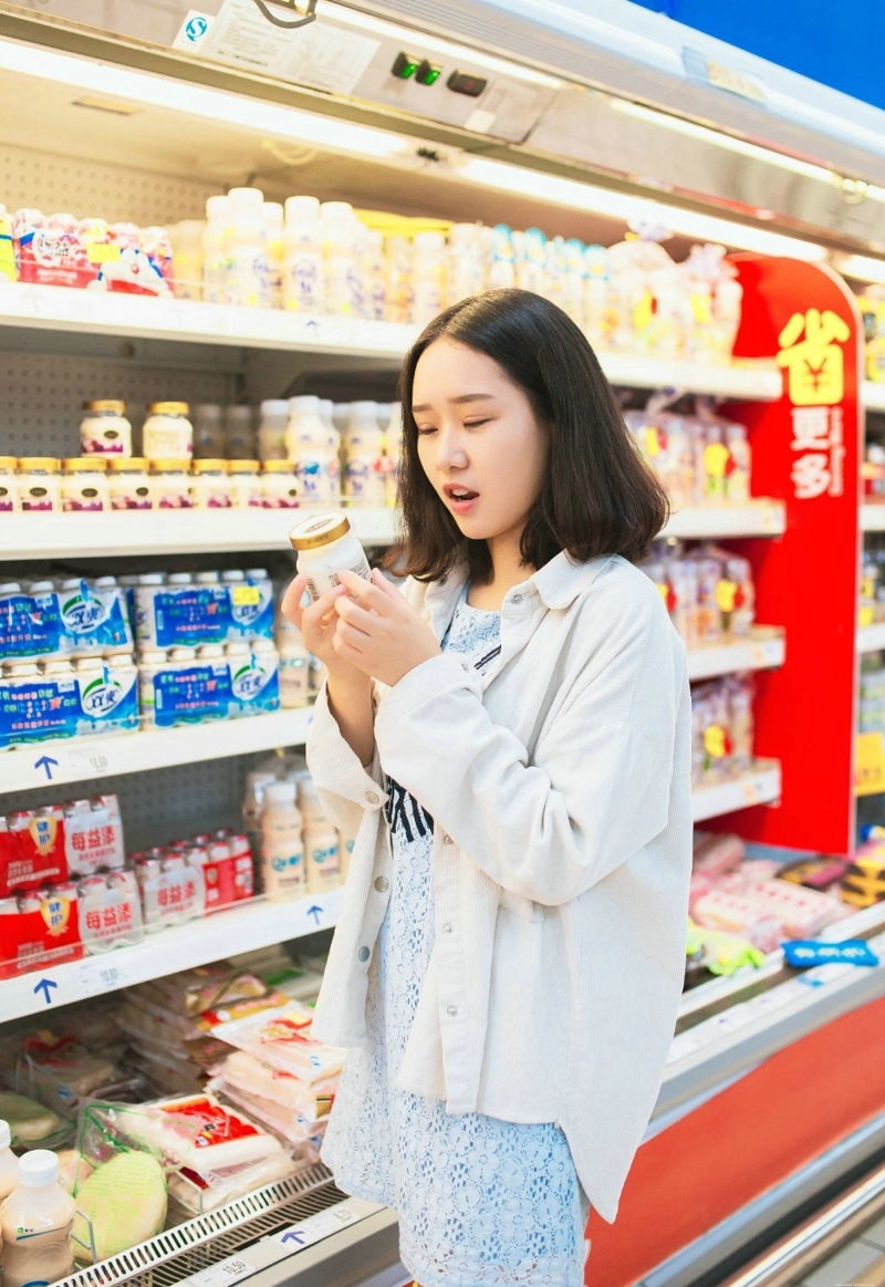 超市内的甜美少女活泼俏皮可爱十足