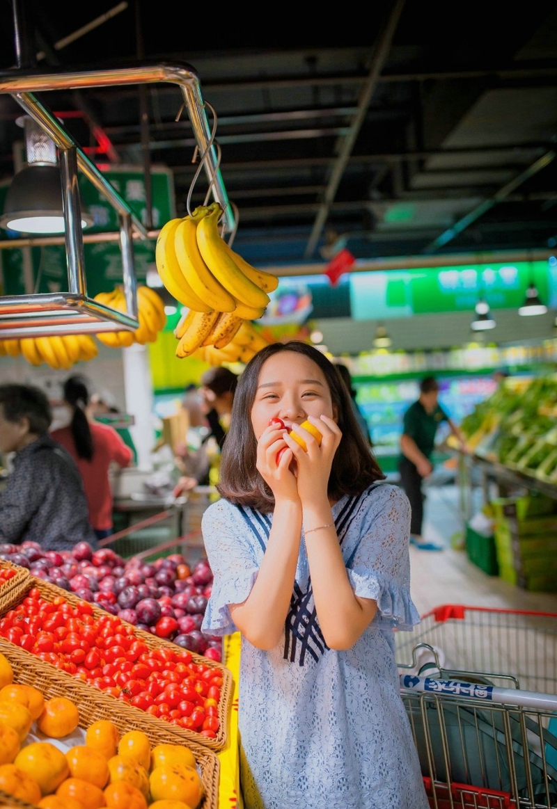 超市内的甜美少女活泼俏皮可爱十足