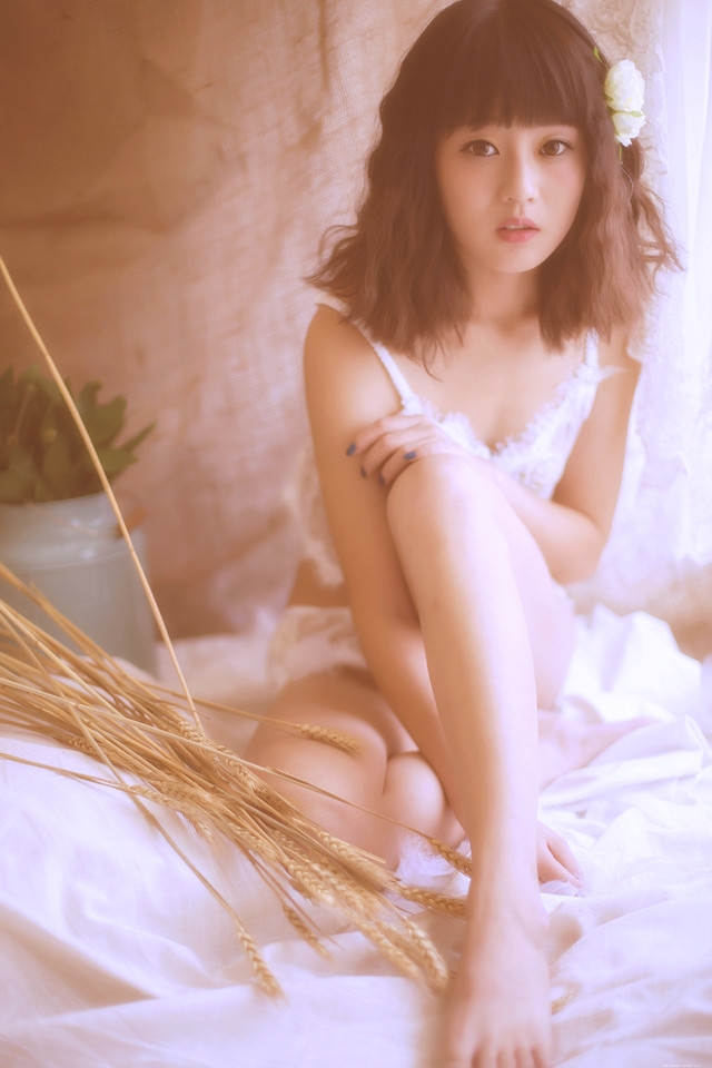 朦胧私房内的蕾丝少女雪白娇躯躺在床上撩人心魄