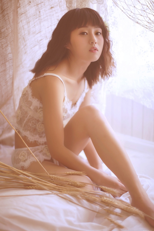 朦胧私房内的蕾丝少女雪白娇躯躺在床上撩人心魄