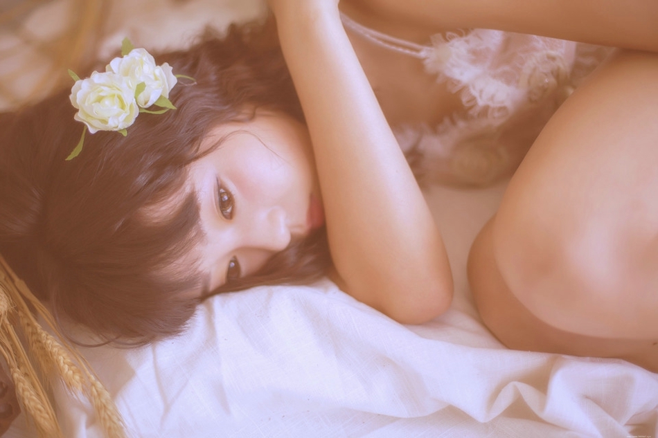 朦胧私房内的蕾丝少女雪白娇躯躺在床上撩人心魄