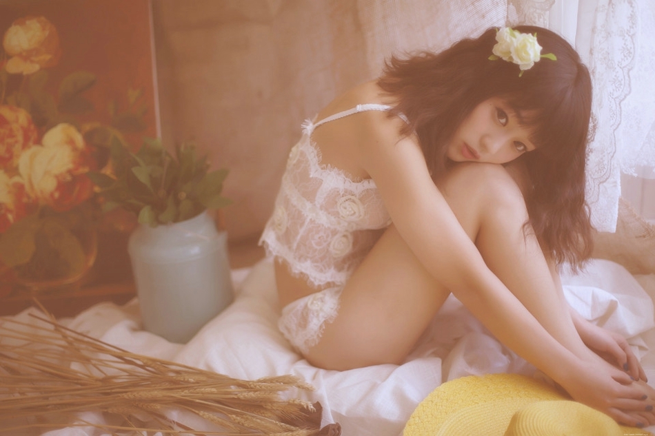 朦胧私房内的蕾丝少女雪白娇躯躺在床上撩人心魄