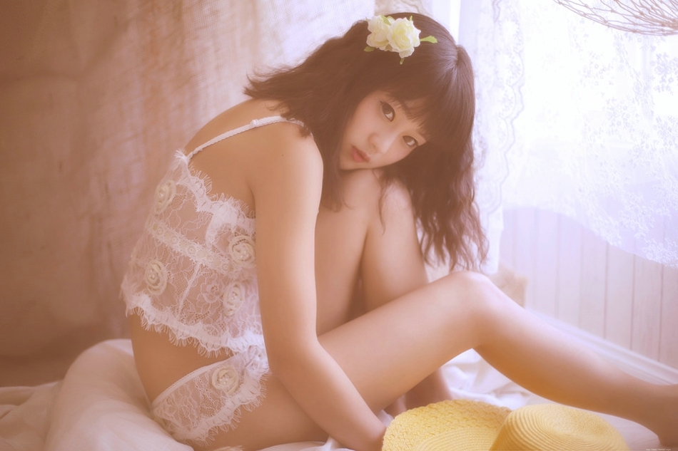 朦胧私房内的蕾丝少女雪白娇躯躺在床上撩人心魄