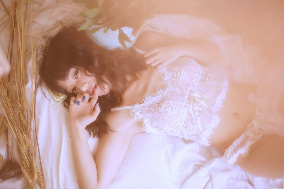 朦胧私房内的蕾丝少女雪白娇躯躺在床上撩人心魄