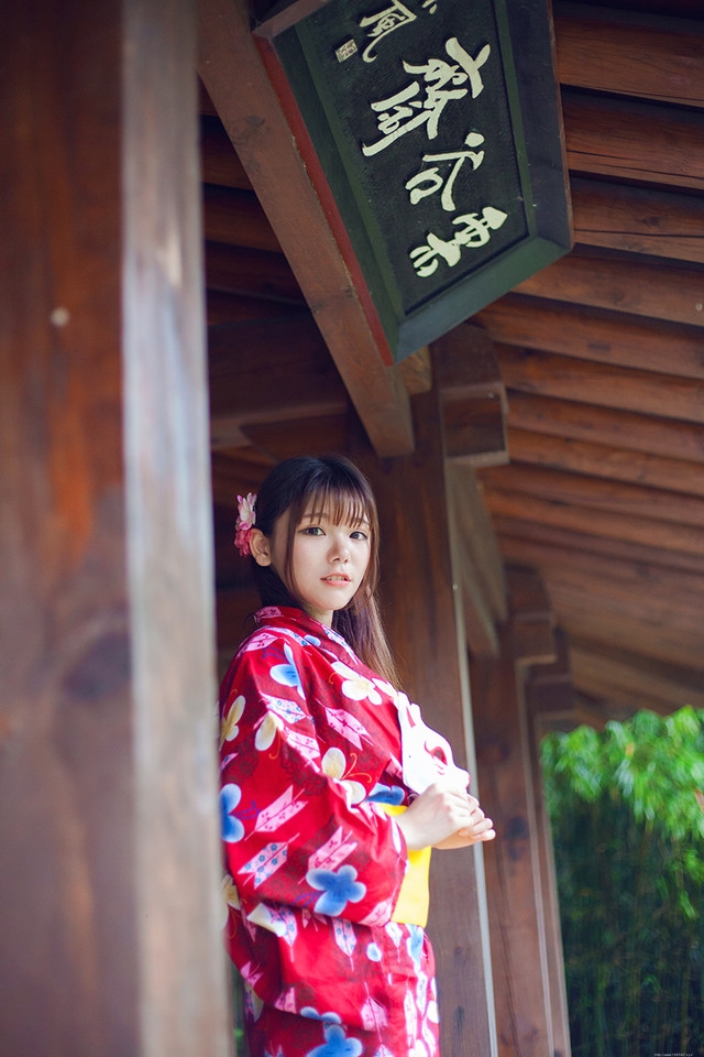 姻缘树下的十七岁盛装美女羞涩迷人甜美