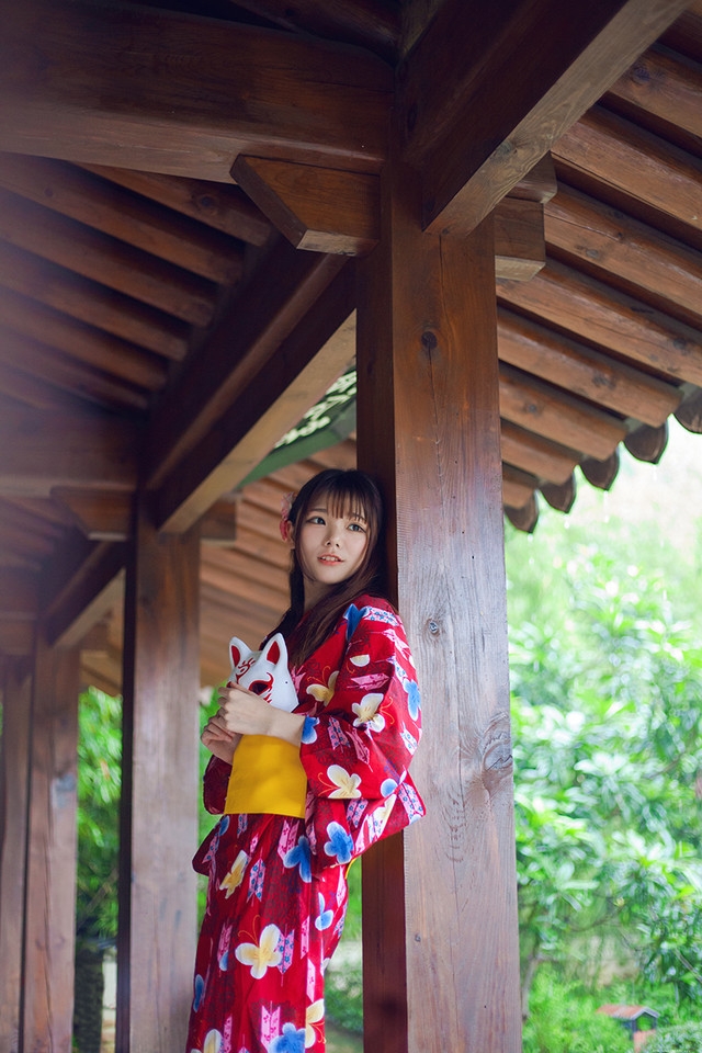 姻缘树下的十七岁盛装美女羞涩迷人甜美