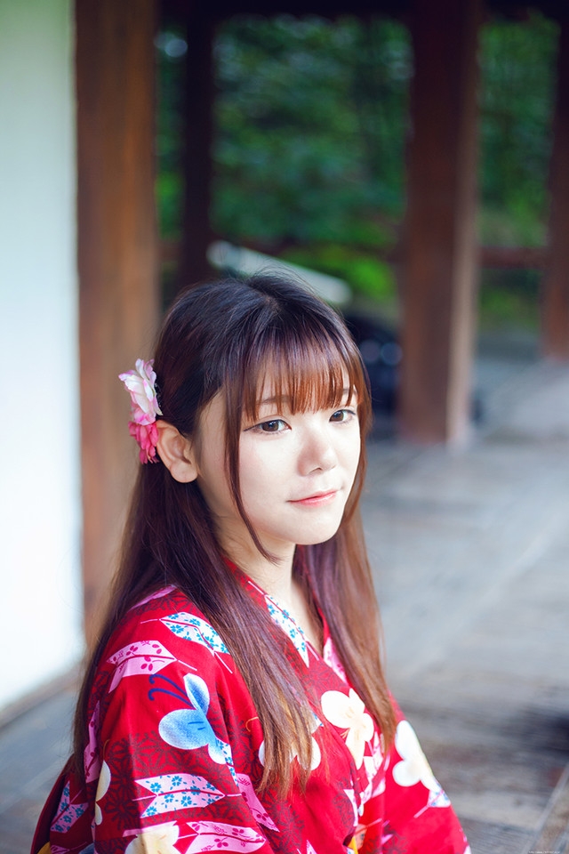 姻缘树下的十七岁盛装美女羞涩迷人甜美