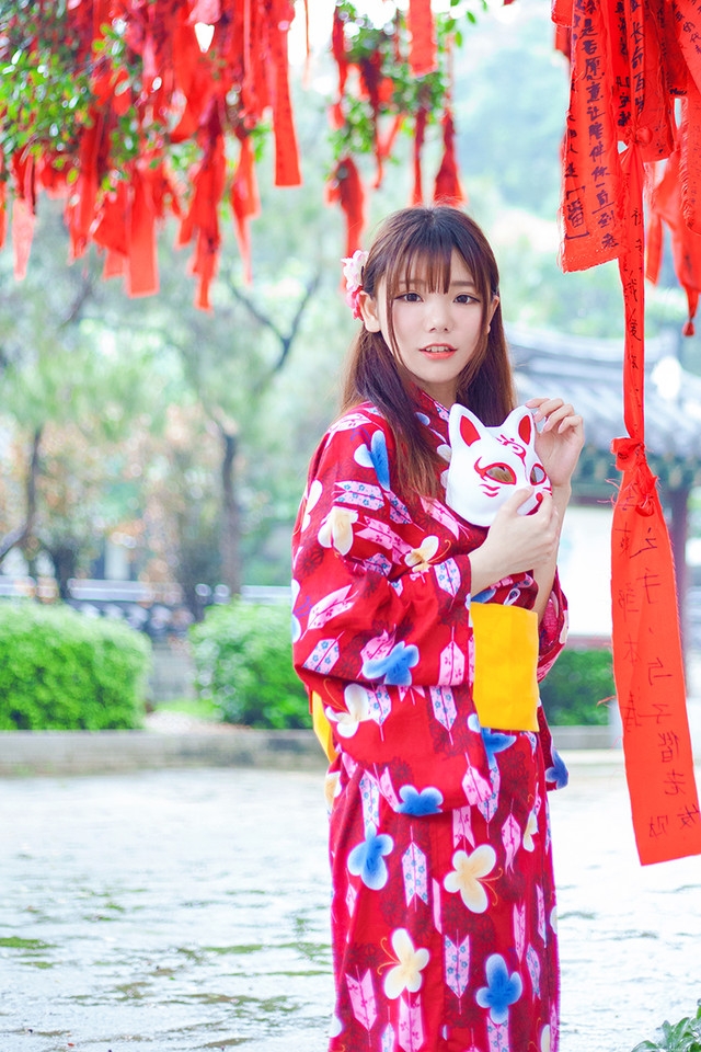 姻缘树下的十七岁盛装美女羞涩迷人甜美