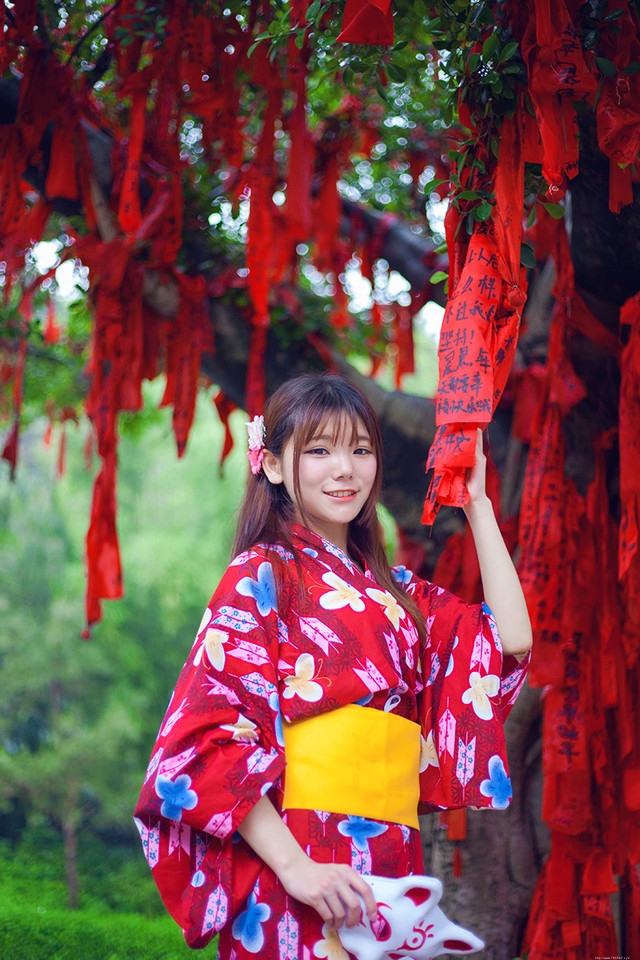 姻缘树下的十七岁盛装美女羞涩迷人甜美