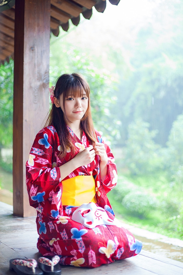 姻缘树下的十七岁盛装美女羞涩迷人甜美