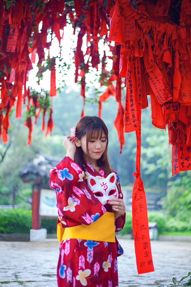 姻缘树下的十七岁盛装美女羞涩迷人甜美