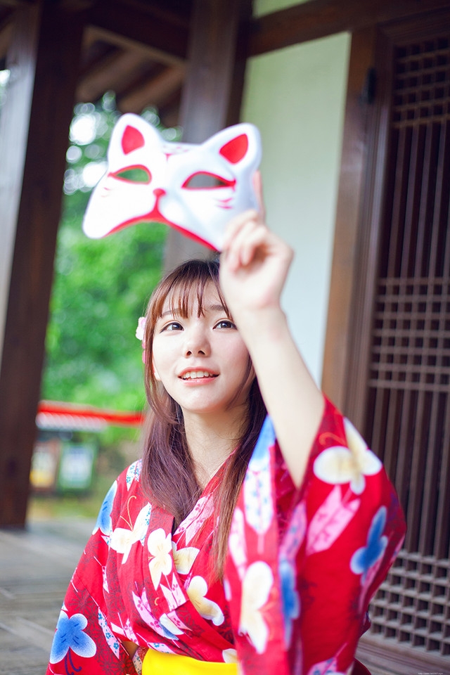 姻缘树下的十七岁盛装美女羞涩迷人甜美