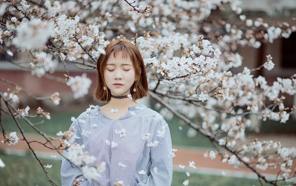 樱花树下手拉手姐妹花同款衬衫玲珑可爱