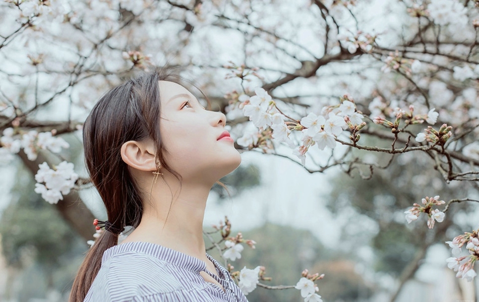 樱花树下手拉手姐妹花同款衬衫玲珑可爱