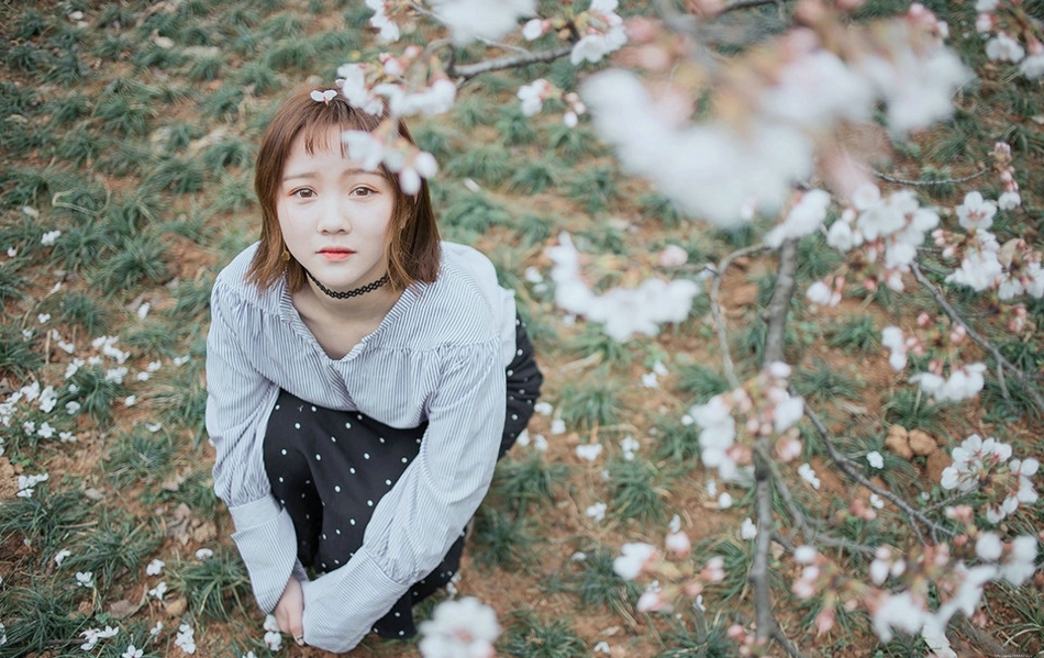 樱花树下手拉手姐妹花同款衬衫玲珑可爱