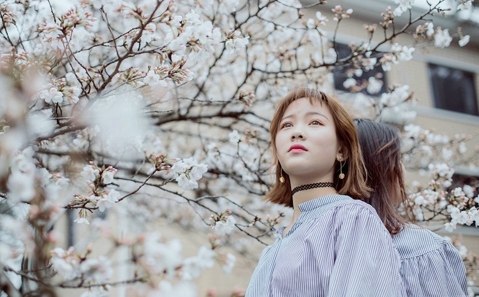 樱花树下手拉手姐妹花同款衬衫玲珑可爱