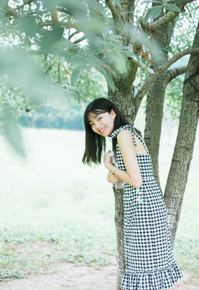 草地上的鱼尾裙高颜值美少女漂亮脸蛋