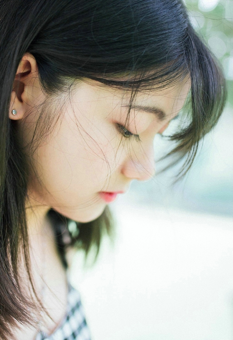 草地上的鱼尾裙高颜值美少女漂亮脸蛋