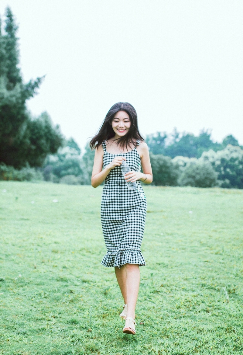 草地上的鱼尾裙高颜值美少女漂亮脸蛋