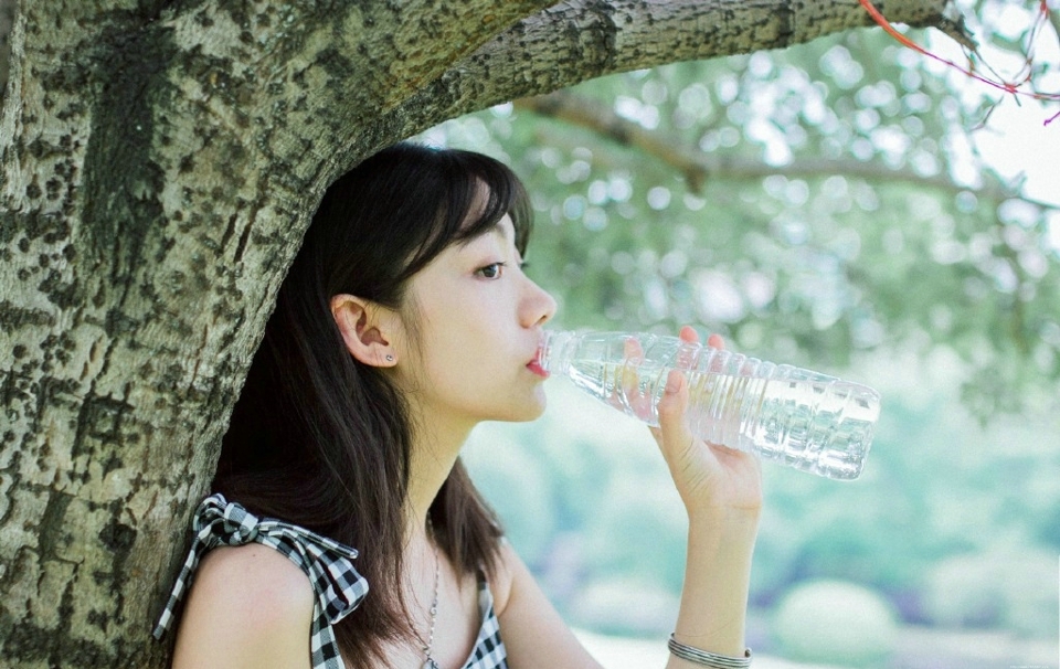 草地上的鱼尾裙高颜值美少女漂亮脸蛋