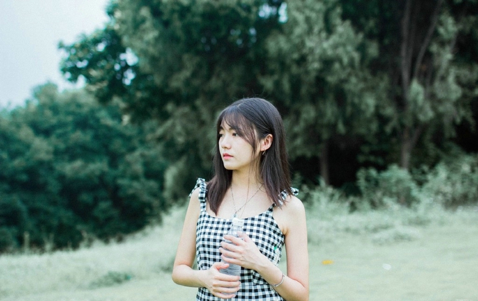 草地上的鱼尾裙高颜值美少女漂亮脸蛋