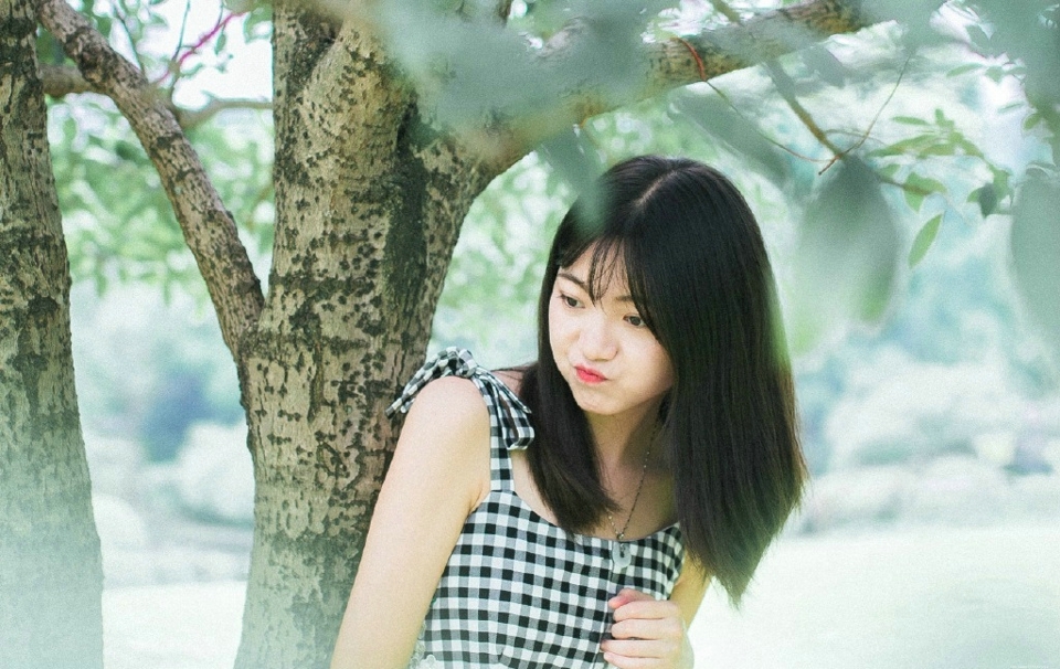 草地上的鱼尾裙高颜值美少女漂亮脸蛋