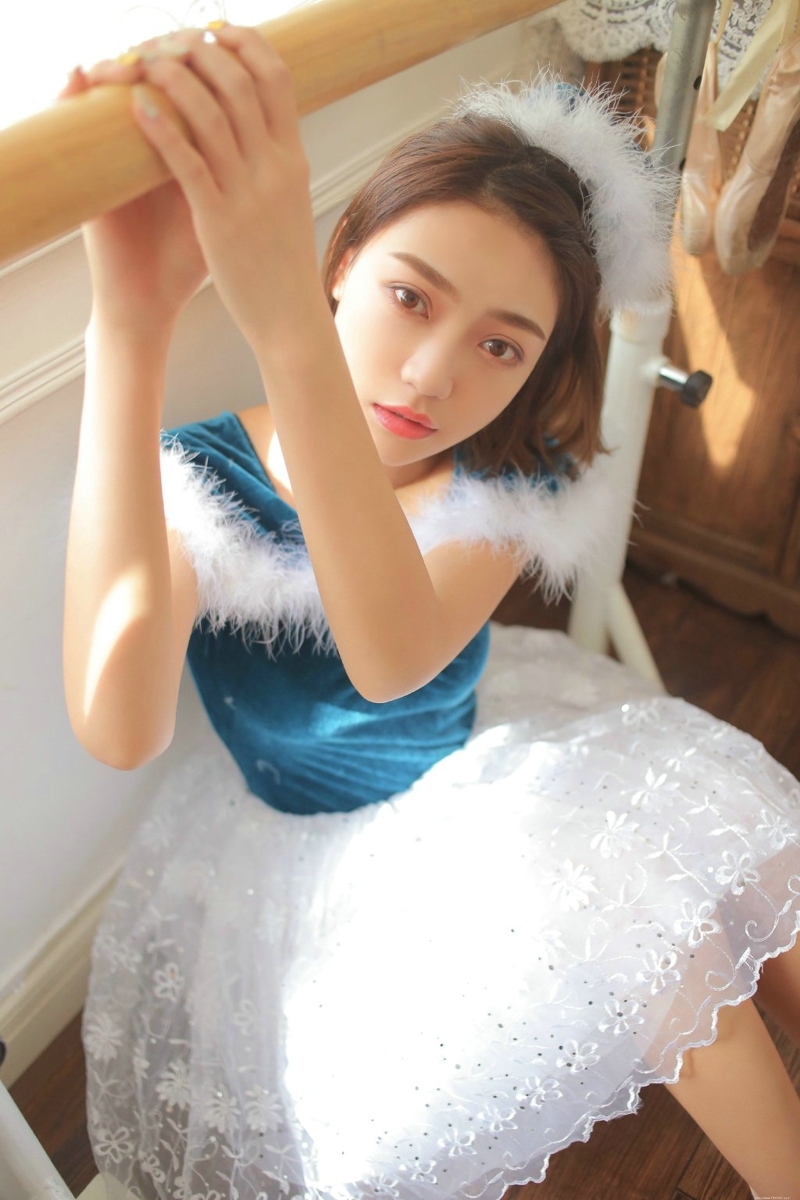 芭蕾舞少女丸子头气质养眼美丽动人