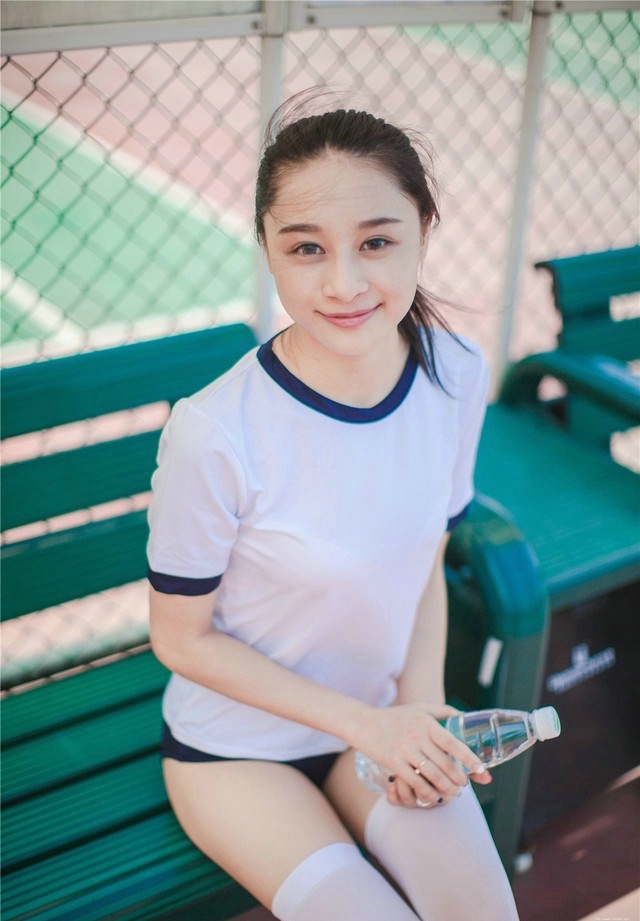 日系体操服清纯可爱少女运动场上俏皮写真