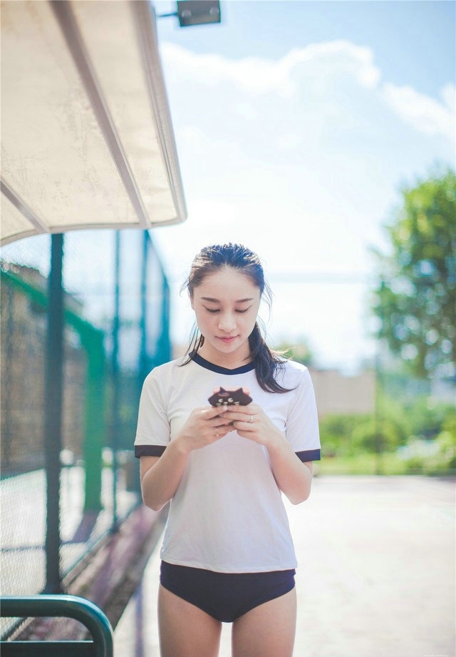 日系体操服清纯可爱少女运动场上俏皮写真