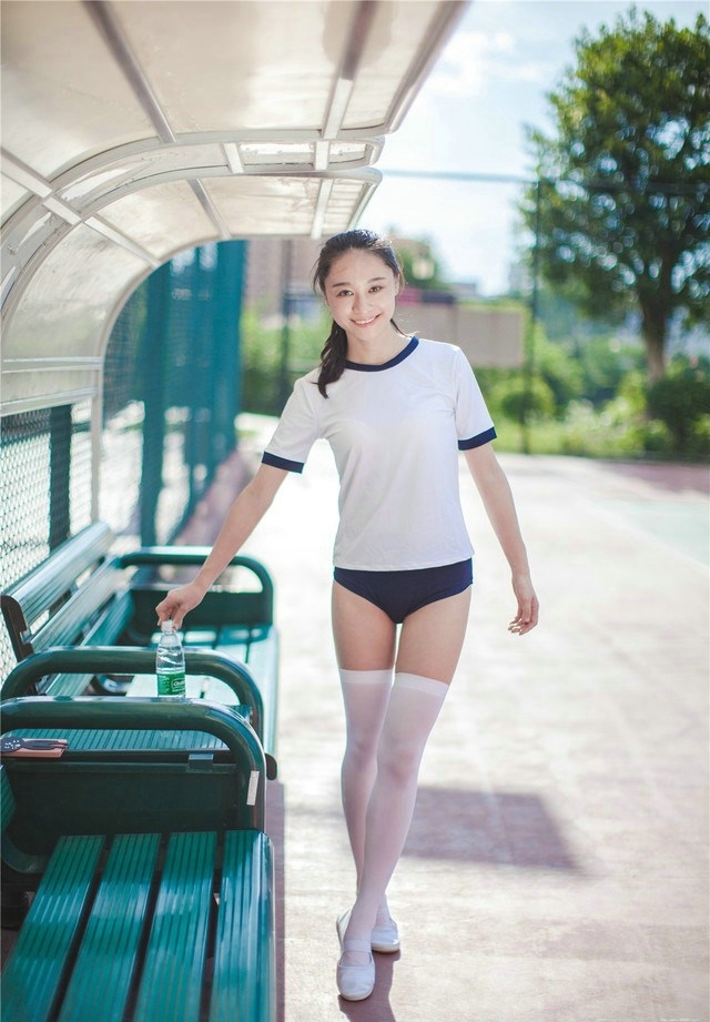 日系体操服清纯可爱少女运动场上俏皮写真