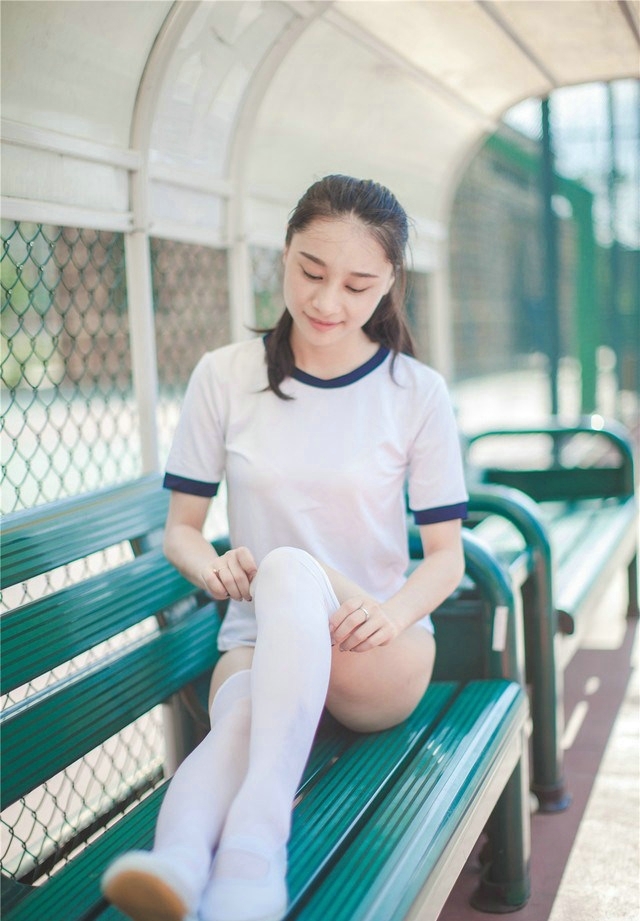 日系体操服清纯可爱少女运动场上俏皮写真