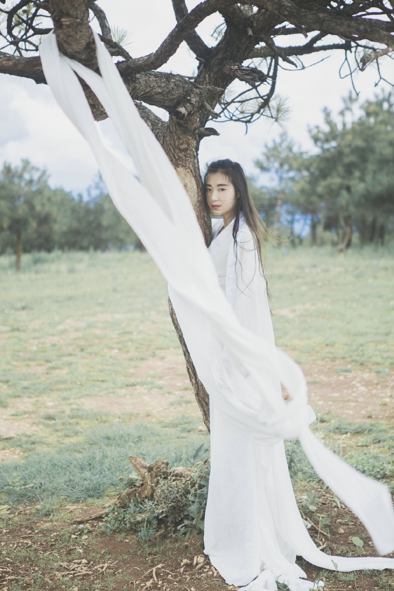 白衣汉服美女长发飘飘文艺气息魅人