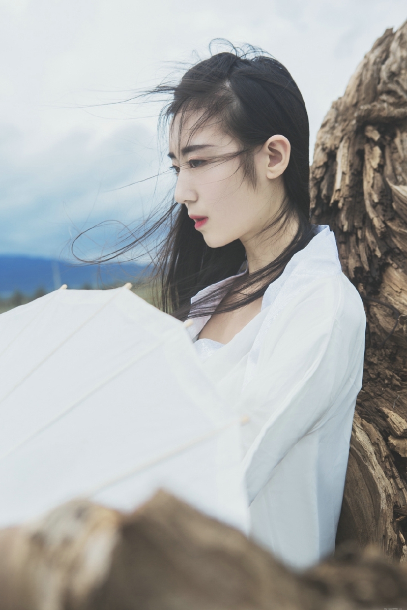 白衣汉服美女长发飘飘文艺气息魅人