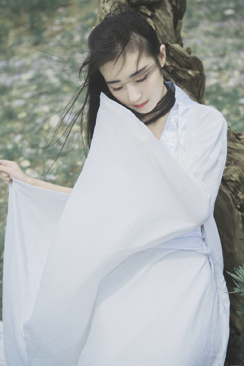 白衣汉服美女长发飘飘文艺气息魅人