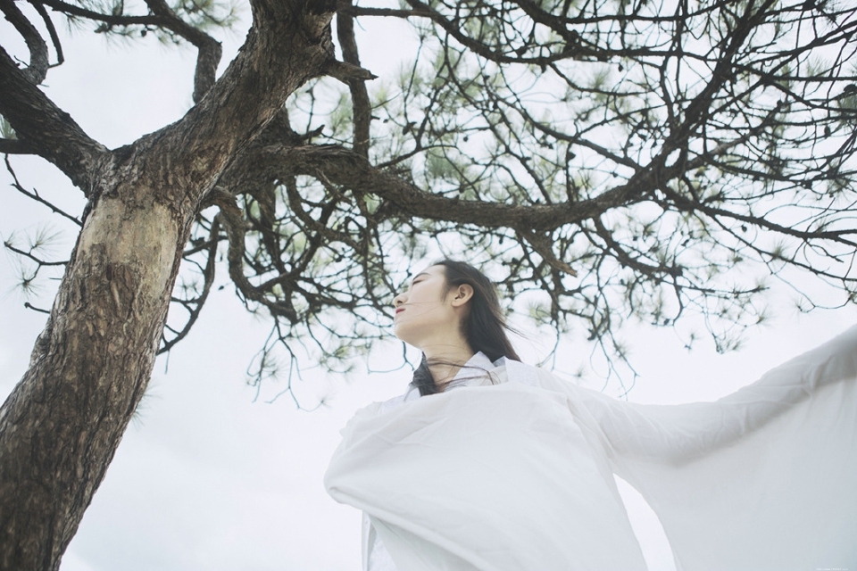 白衣汉服美女长发飘飘文艺气息魅人