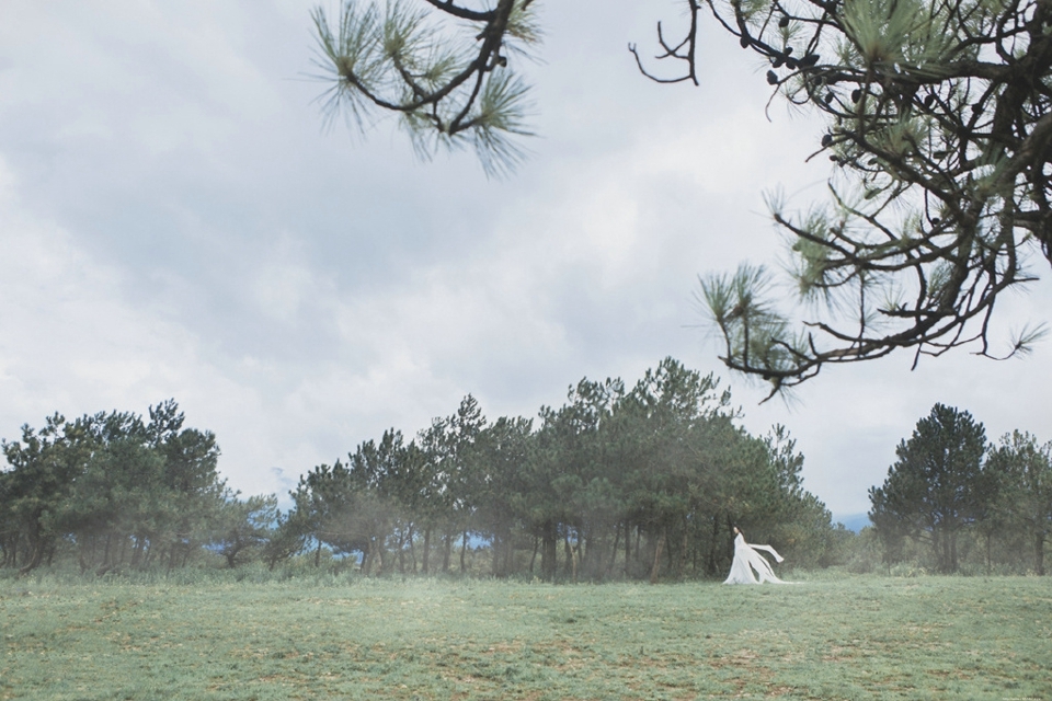 白衣汉服美女长发飘飘文艺气息魅人