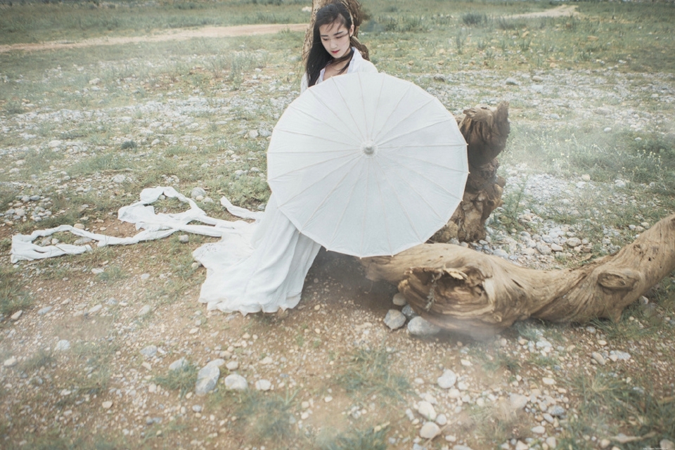 白衣汉服美女长发飘飘文艺气息魅人