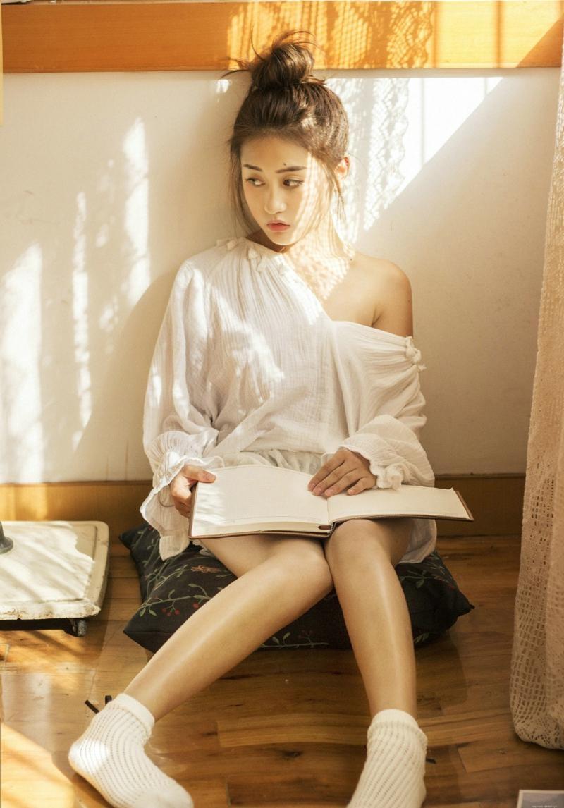 清纯美女丸子头高颜值美背私房写真