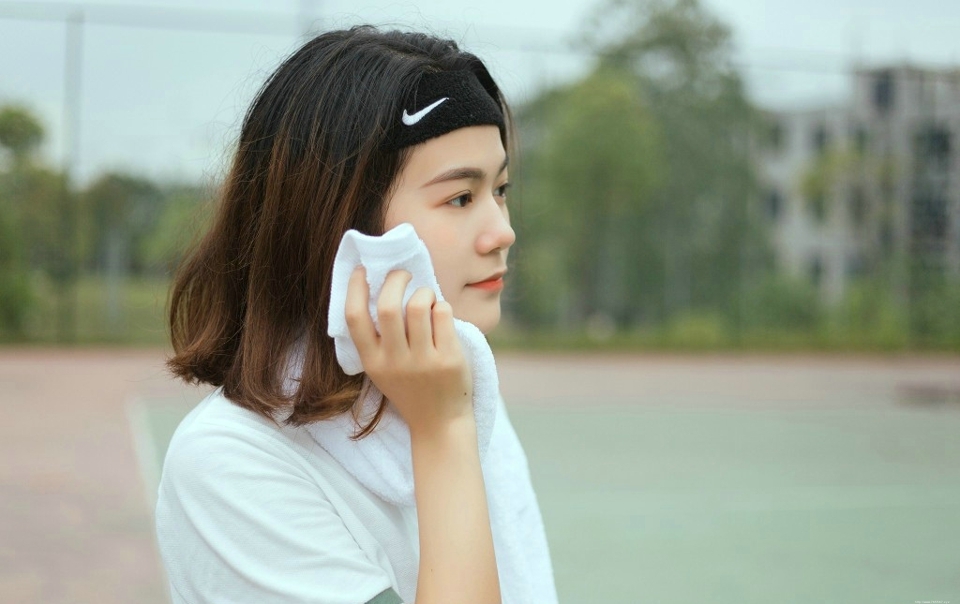 网球少女养眼立体五官笑容甜美写真