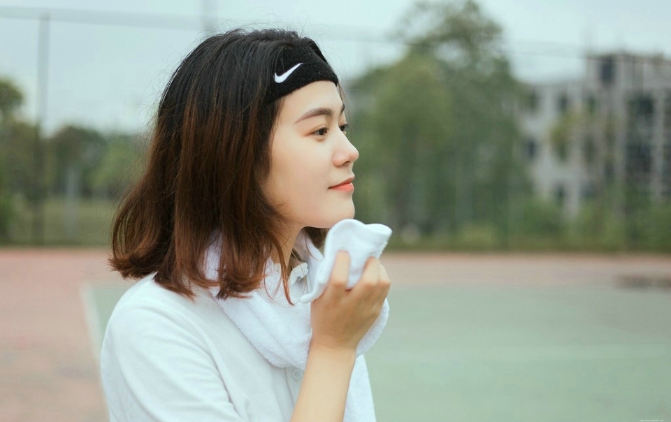 网球少女养眼立体五官笑容甜美写真