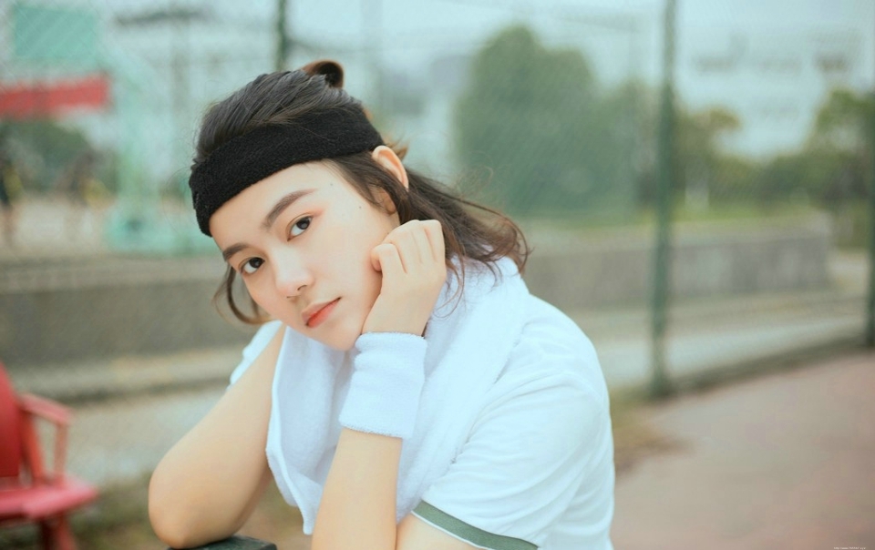 网球少女养眼立体五官笑容甜美写真