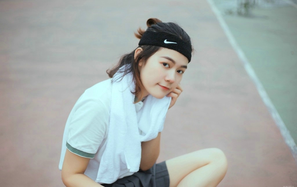 网球少女养眼立体五官笑容甜美写真