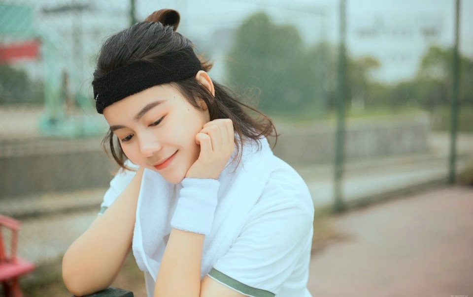 网球少女养眼立体五官笑容甜美写真