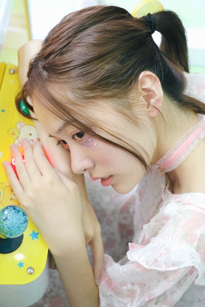 游乐场内的素颜妹子白皙肌肤迷人眼神