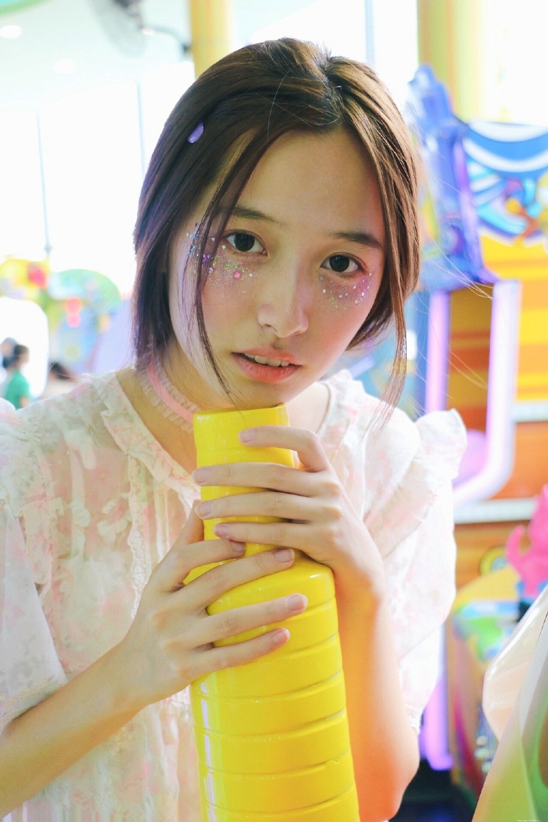 游乐场内的素颜妹子白皙肌肤迷人眼神