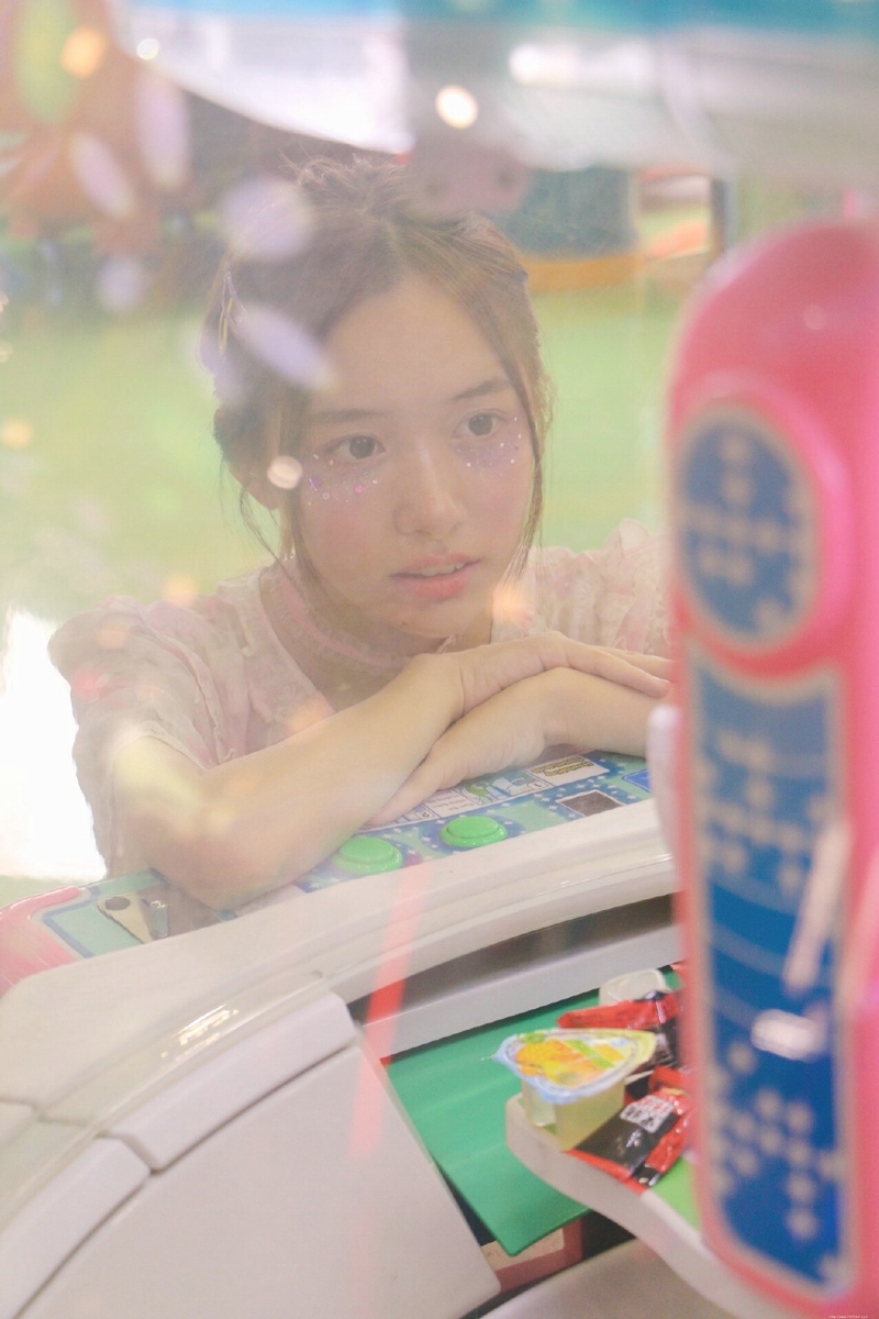 游乐场内的素颜妹子白皙肌肤迷人眼神