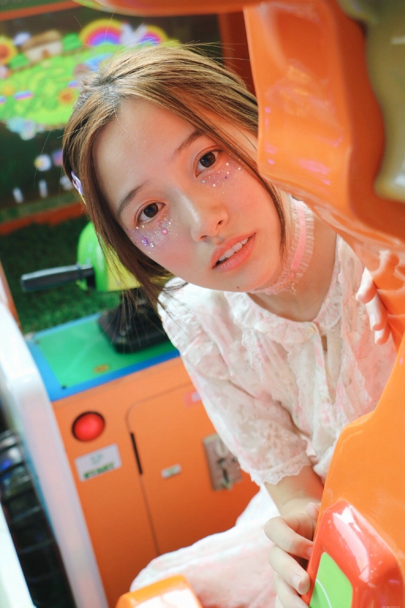 游乐场内的素颜妹子白皙肌肤迷人眼神